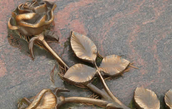 Decorazione di rosa in altorilievo per lapide